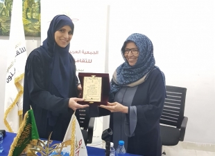 الدكتورة مها العطا تقدم شبكة الأمان بجمعية الثقافة والفنون بجدة