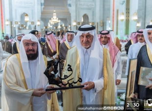 ضمن مبادرات ملتقي مكة الثقافي الفيصل يدشن مبادرة ميثاق ويتسلم كتاب الاسوة في تحقيق القدوة من السديس