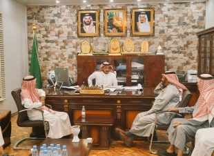مشايخ واعيان محافظة بيش  يزورون محافظ بيش  ورئيس البلدية