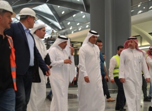 وزير النقل يستقلّ قطار الحرمين بين جدة ومكة المكرمة ويطمئن على الجاهزية وكفاءة التشغيل