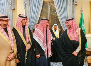 نائب أمير تبوك يستقبل المواطن زايد العطوي المتنازل عن قاتل ابنه لوجه الله تعالى   