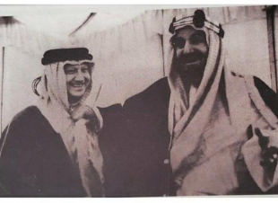 صورة نادرة للملك عبدالعزيز وهو يمازح رئيس أرامكو