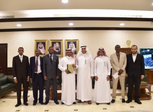 معالي مدير جامعه ام القرئ يتسلم الخطه البحثيه لكليه العلوم الصحيه بالليث