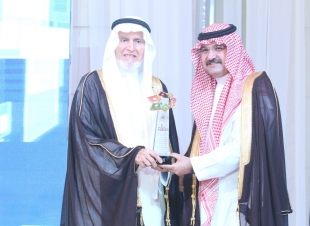 في ليلة تكريم نصيف بشخصية العام القرآنية الامير مشعل بن ماجد يكرم 1000 حافظ وحافظة من أبناء خيركم 