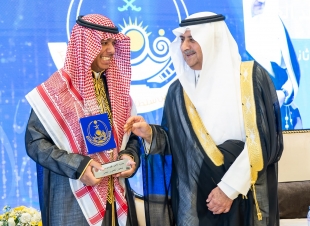 أعلن سموه عن تكفل الجائزة للفائزين بها في المجال الطبي الراغبين في إنشاء عياداتهم الخاصة بتحمل نصف تكاليف التأسيس  .. أمير تبوك يرعى حفل جائزة سموه للتفوق العلمي والتميز في عامها الـ39  