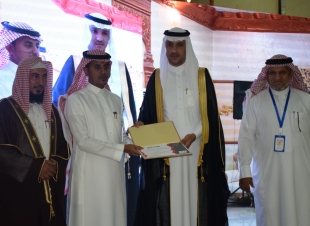 بحضور عدد من المسؤولين والمشايخ محافظ محافظة الطوال بالنيابة يدشن مركز النشاط الإجتماعي بالمباركة.