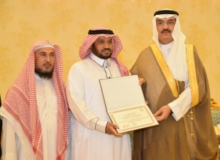 بحضور محافظ الطوال لجنة التنمية تكرم المرشد الطلابي محمد ناشب