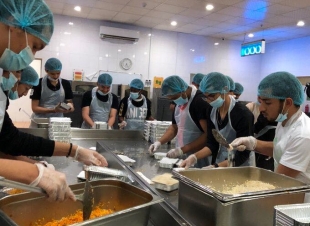 فريق مسك الخير التطوعي يجهز الوجبات بمشروع حفظ النعمة ..