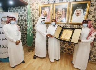 بلدي مركز القفل يكرم مدير مشاريع النظافة بالمنطقة الجنوبية