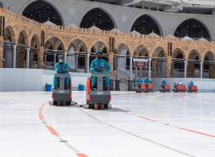بعد أداء الحجاج طواف الإفاضة.. تعقيم وتطهير المسجد الحرام