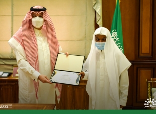 تكريم عدد من الطلاب الخاتمين من حلقات جمعية تحفيظ القرآن الكريم برابغ .