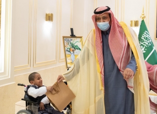 في يومهم العالمي.. أمير الباحة يستقبل عدداً من ذوي الإعاقة ويمنحهم عدداً من الهدايا ويطلع على تقرير سير العمل