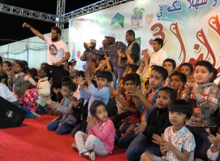 اطفال مهرجان ربيع النورية 3 يستمتعون بمسرح ا لمهرجان مع نجوم قناة المجد الفضائية 