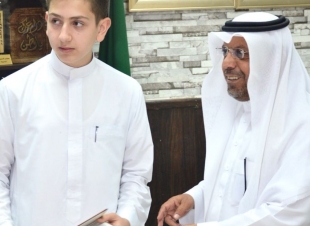 السلمي يكرم أعضاء  وحدة الإعلام  بالمكتب