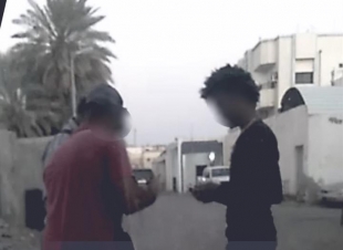 ضبط شخصين ظهرا في مقاطع فيديو يقومان بترويج مواد مخدرة في أحد الأحياء بجدة