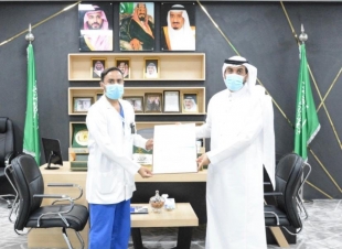 مدير عام الشؤون الصحية بجازان يكرم رئيس قسم الأشعة بمستشفى صبيا العام