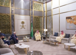 لوحة لفنانة تشكيلية سعودية تزين مكتب ولي العهد.. وصاحبتها تعلق