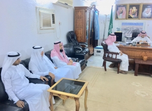 رئيس وأعضاء لجنة التنمية الاجتماعية بالطوال يزورون محافظ الطوال المكلف 