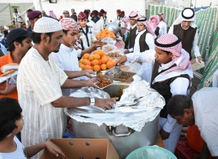 اللجنة الشبابية للأعمال التطوعية تضرب أروع صور الحفاوة والايثار بالزوار ..