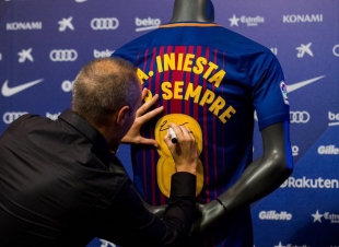 انييستا يمدد عقده مدى الحياة مع برشلونة