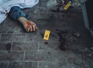 امرأة تذبح طفل جارتها ثم تذهب للفطور معها وتساعدها في البحث عنه  عقب خلافات مالية