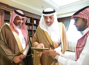 امير منطقه جازان يدشن بمكتبه حمله التوعيه بسرطان الثدي