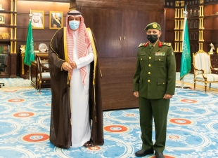 سمو أمير الباحة يقلد مدير جوازات الباحة رتبته الجديدة لواء