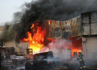 مدني مكه يباشر الأن حريق محلات تجاريه متلاصقه في حراج الخرده بحي المعتصم 