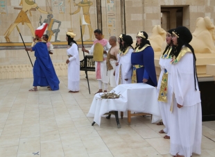 عرض مسرحي مبهر بالقرية الفرعونية احتفالا بأعياد الربيع 