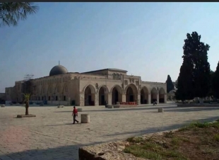 عائلة الأنصاري  سدنة بيت المقدس منذ زمن الخلفاء الراشدين حتى اليوم .. 