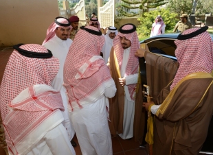 أمير عسير يعزي أسرة آل قدح في وفاة والدتهم  