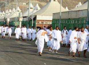 حجاج بيت الله الحرام يتوافدون إلى مشعر منى لقضاء يوم التروية