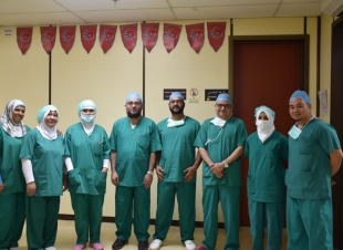 اطباء مستشفى المدينة الوطني يجرون عملية جراحية لتخفيف الضغط على الحبل الشوكي وتثبيت فقرات الظهر لمواطن سعودي اصيب في حادث