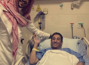 الأستاذ محمد بن منصور ناشب يرقد على السرير الأبيض