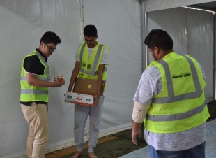 متطوعي برنامج صناعة التطوع يباشرون أعمال ضيافة وتفطير الصائمين بالخيمة الرمضانية.