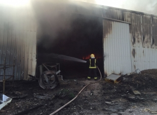 الدفاع المدني في المدينه المنوره يطفئ حريق في مستودع تخزين للادوات الكهربائيه والسباكه  بدون اصابات 