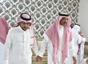 محافظ صامطة زعلة يقدم واجب العزاء للإعلامي الجبيلي في وفاة والده