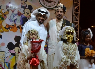 فرقة المدينة ستارز الاستعراضية تجذب زواراها بالزي الحجازي 