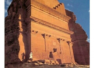 مدائن صالح تحطّ رحالها وسط العاصمة مجسم لأول موقع سعودي في اليونسكو