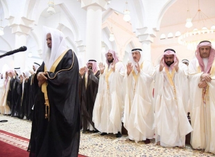 سمو أمير منطقة جازان وسمو نائبه يؤديان صلاة عيد الفطر المبارك