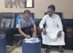 رئيس نادي اليرموك يُقدم العضوية الشرفية لرئيس نادي حطين ، ويوقع عقود المدربين الوطنيين لفريق الدرجة الأولى لكرة القدم .