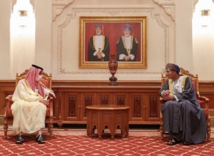 خادم الحرمين الشريفين يدعو سلطان عمان لزيارة السعودية
