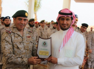 المحض يهدي الشريف هزاع العبدلي وأبناءه كأس  وزارة الدفاع 