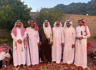 الشاعر الثقفي يتم حفل زفافه  ويراعي سبل الوقاية