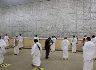 الحجاج يواصلون رمي الجمرات في أول أيام التشريق
