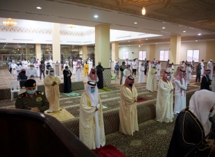 وكيل اماره الباحة يودي صلاه العيد بمسجد الملك فهد  بالباحة 
