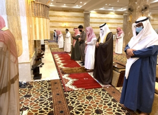 محافظ بيش يتقدم المصلين لصلاة الاستسقاء 