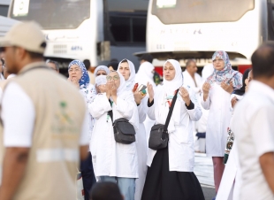 طبيبات الصحة يرفعن أكف الضراعة لتمكين ضيوف الرحمن إتمام حجهم