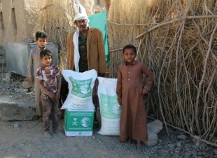 مركز الملك سلمان للإغاثة يوزع2000سلة غذائية في مأرب