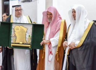 الشيخ (بن حميد) يؤم المصلين بمسجد معاذ بن جبل  بالسبهاني